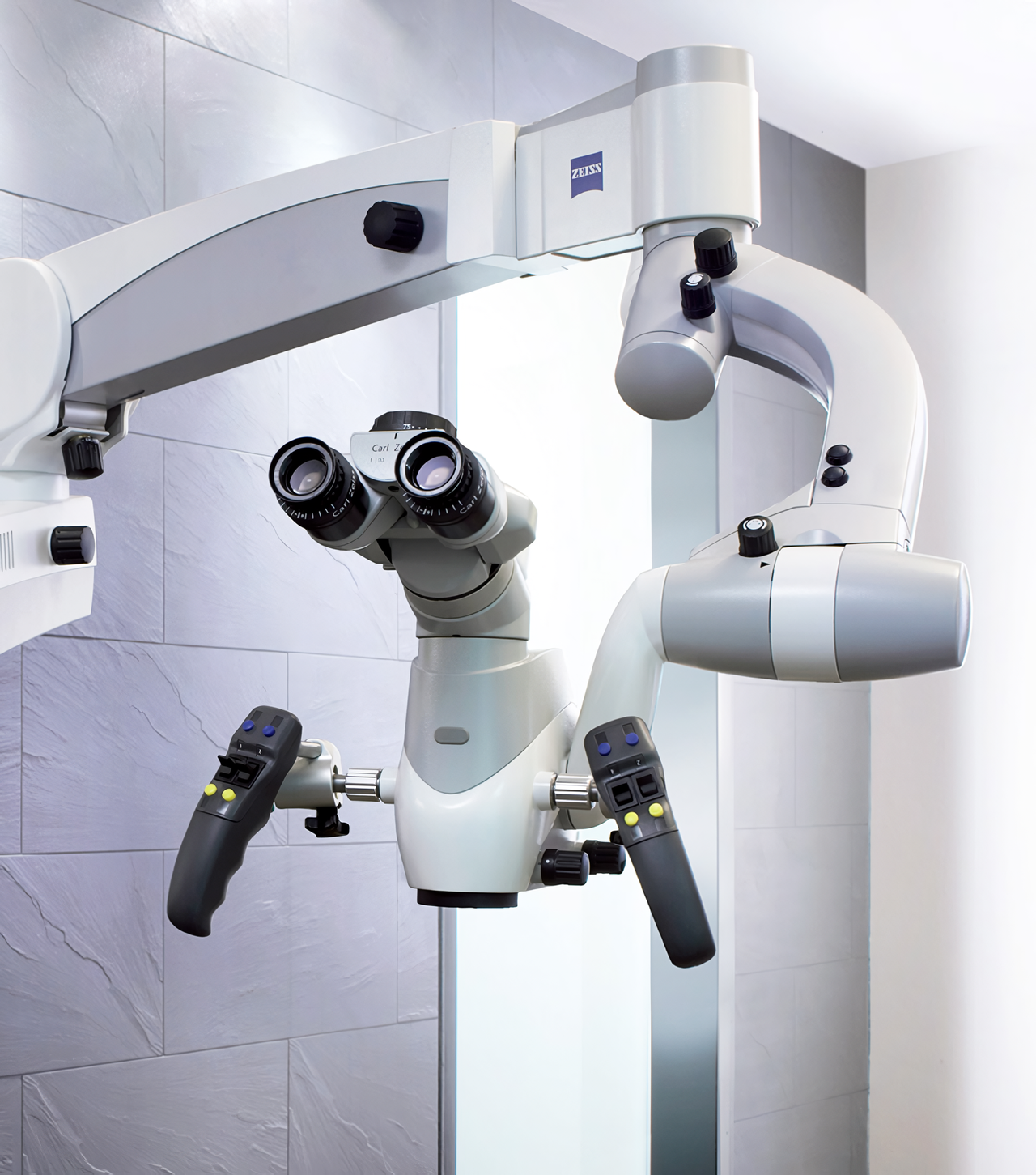 ①最新歯科手術用顕微鏡②最新高圧蒸気滅菌機③自動洗浄消毒装置