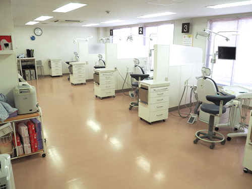 ①②診療室 ③医院外観