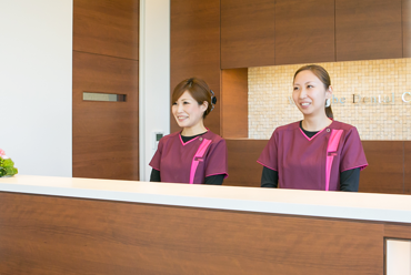 ①医院外観・駐車場②駐輪場③受付