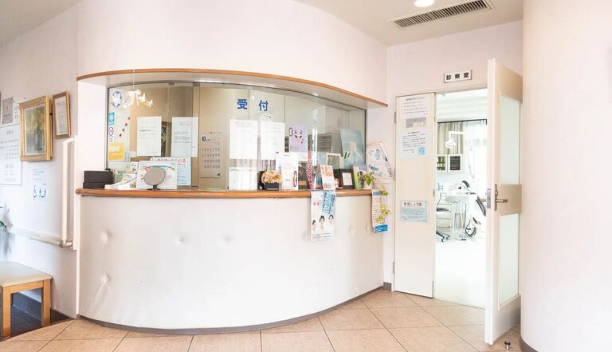 ①泉歯科医院の敷地内には、運転が苦手な方でも安心して駐車できるゆとりあるスペースが5~6台分完備されています。
②受付は、白と木目を基調にした温かみのあるデザインで、来院された方をやさしく迎えてくれます。
③待合室の横には、お子様がリラックスして過ごせるようキッズスペースも用意されており、親子で安心して通える環境が整っています。