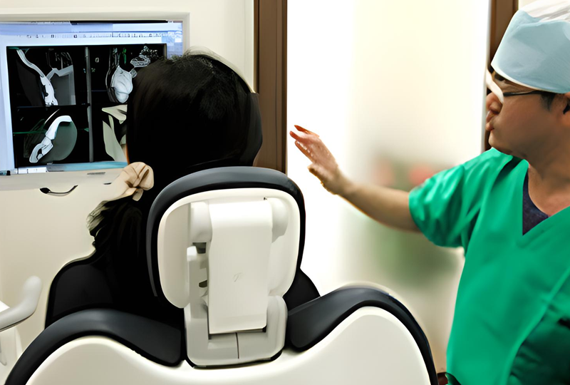 精密診断と専門医の技術で安全確実なインプラント治療を提供