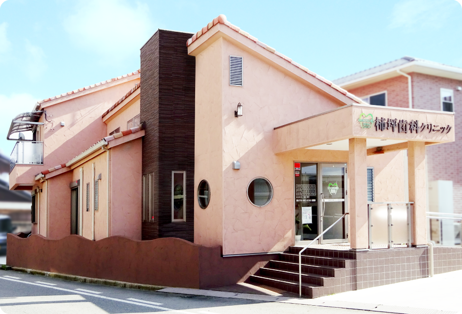 ①クリニック外観②玄関③待合スペース