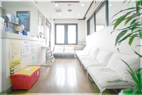 ①診療室②待合室③受付