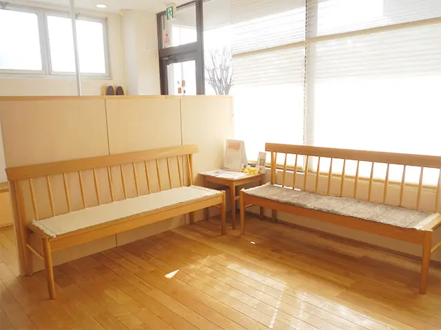 ①医院外観 ②受付 ③待合室