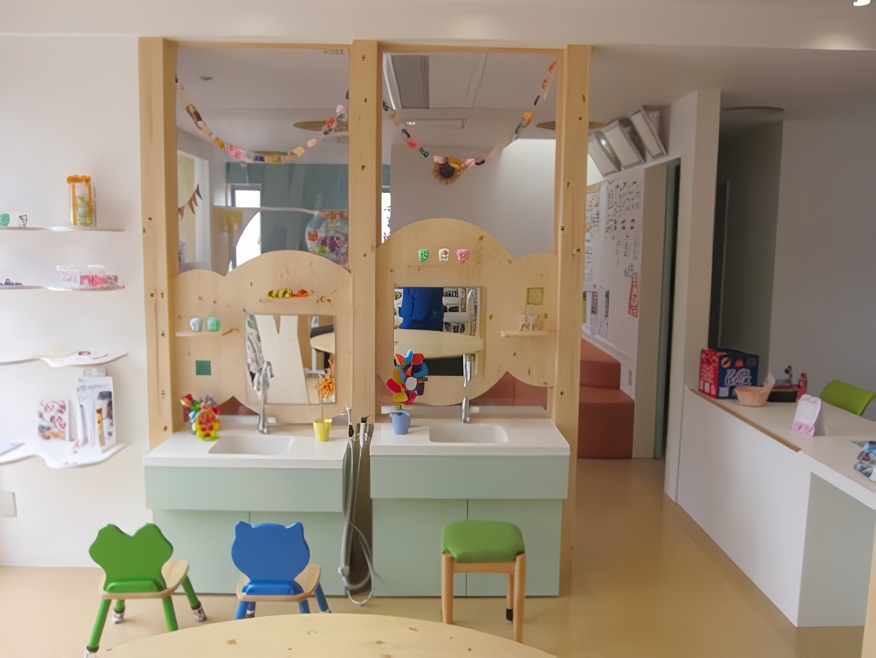 ①外観②診察室③トレーニングコーナー