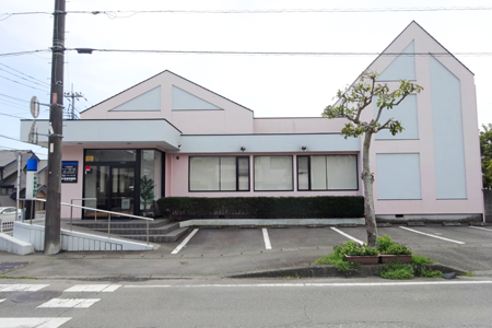 ①医院外観②スタッフ③診療室