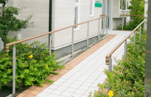 ①診療室②駐車場③バリアフリー