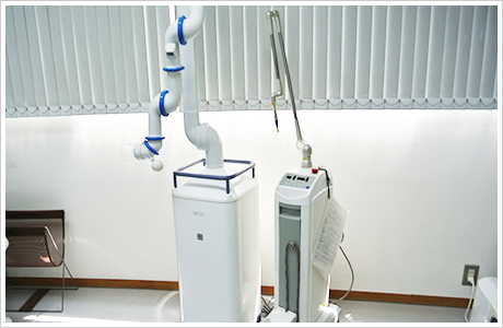 ①医院外観②受付③レーザー治療器