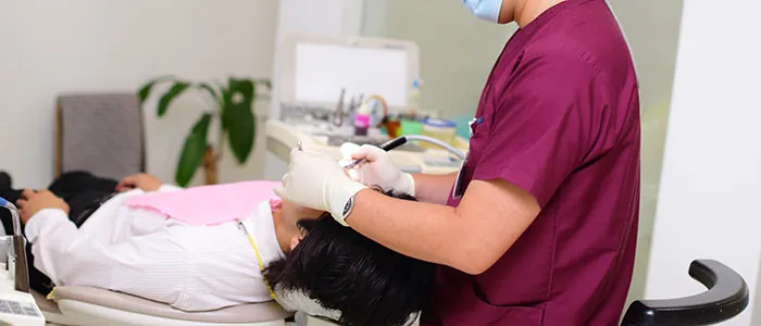 患者様の歯をできる限り残すことを重視し、むし歯や歯周病の治療を行っています