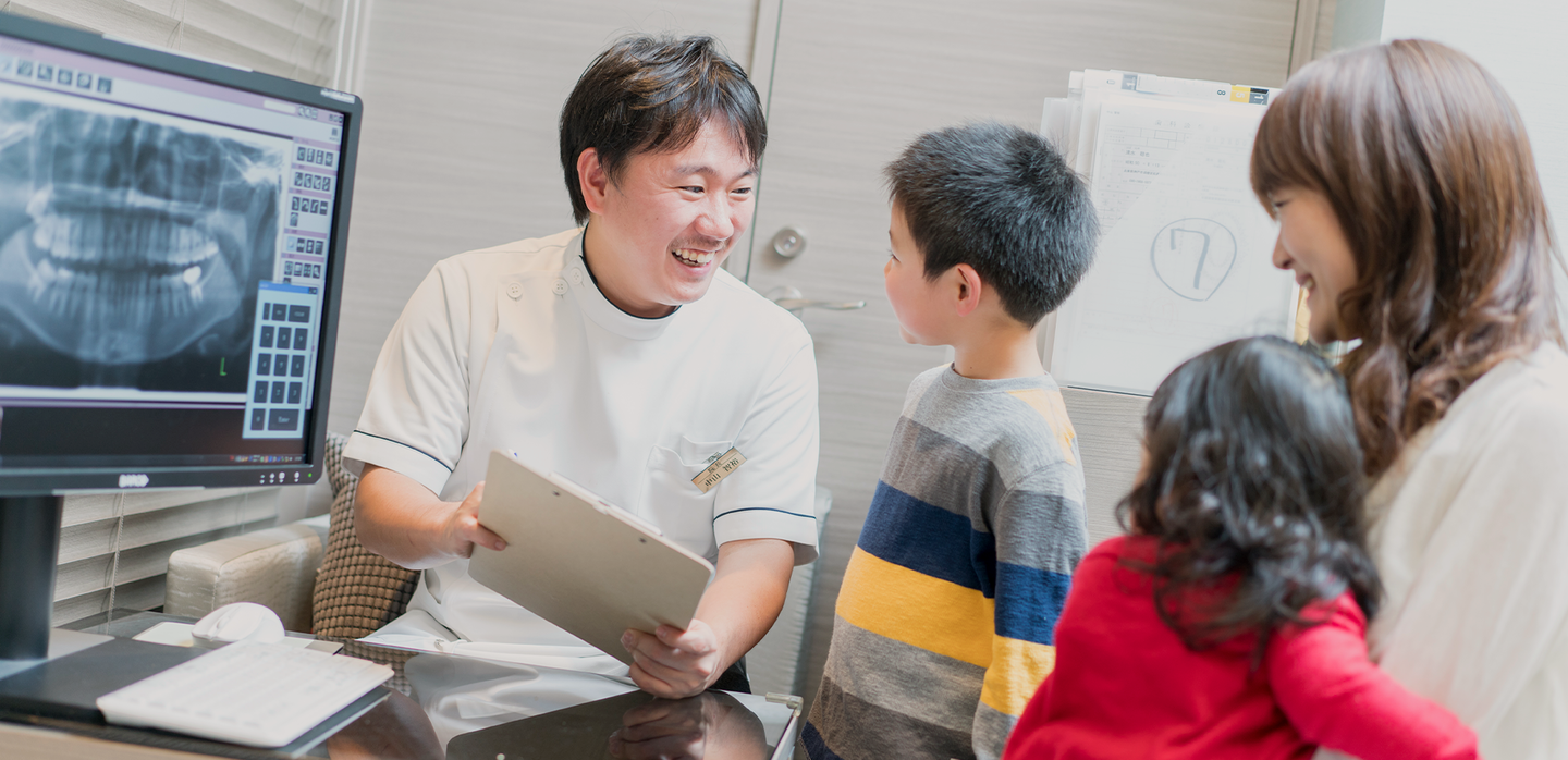 ①診療風景 ②診療室 ③医院外観