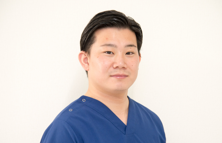 ①医院外観②待合室③院長