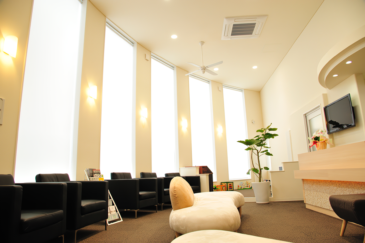 ①外観②受付③待合室