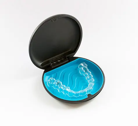 目立たず自然に歯並びを整えます