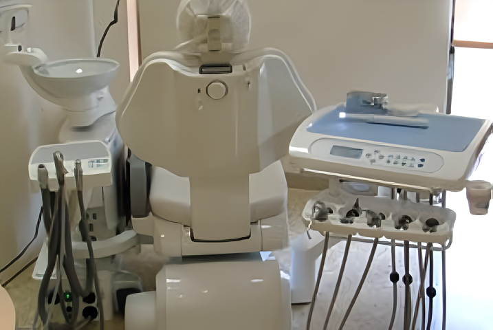 ①外観②待合室③診療室