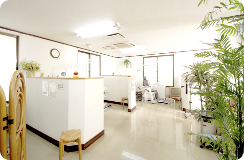 ①医院看板②院内風景③トレーニングコーナー