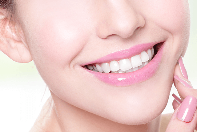健康な歯を削らずに白くする方法や、審美性に優れたセラミック素材を選択できます