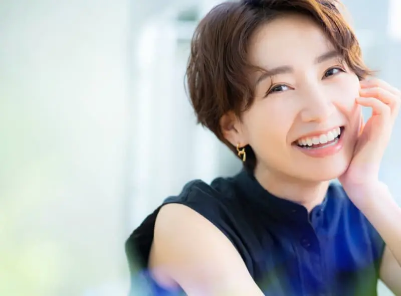 天然歯とほとんど変わらない見た目を持つ素材を使用し、美しく機能的な口元を作り出しています