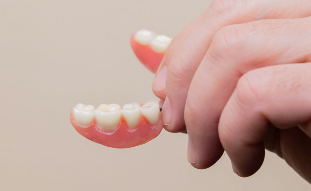 見た目と使いやすさを両立する義歯