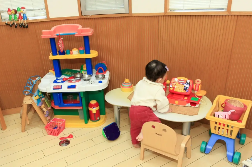 ①医院外観②待合室③キッズスペース