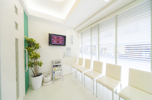 ①外観②待合室③診療室