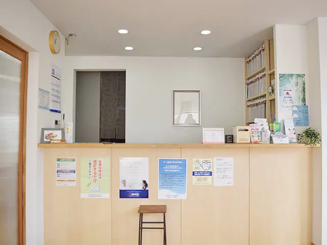 ①医院外観 ②受付 ③待合室