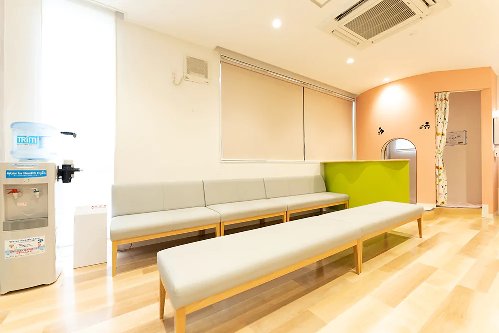 ①受付 ②待合室 ③医院外観