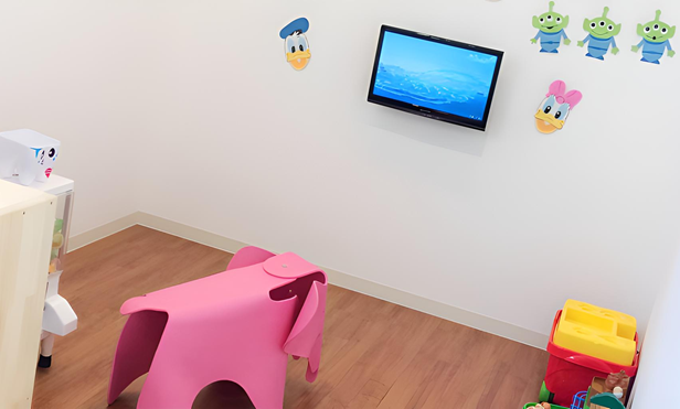 ①クリニック外観②受付③キッズスペース