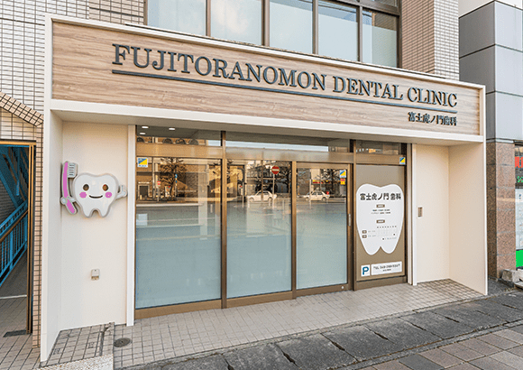 ①医院外観 ②受付 ③診療室