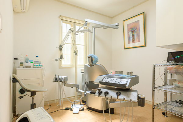 ①岡本歯科医院ホームページより②待合室③診察室