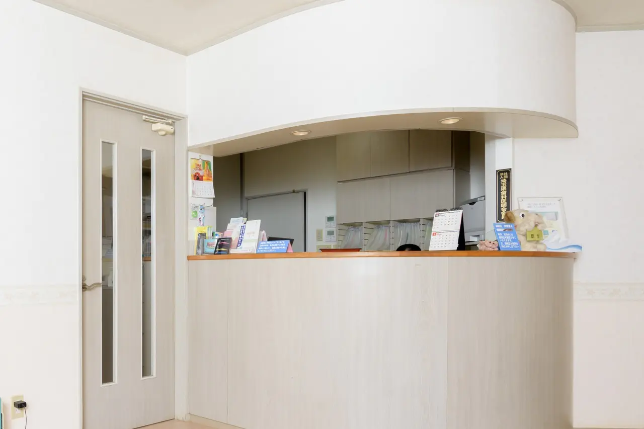 ①医院外観・診療室 ②受付 ③待合室