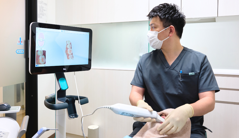 見た目の改善だけでなく、噛む機能や発音、全身のバランスまで考慮した矯正治療を提供しています。