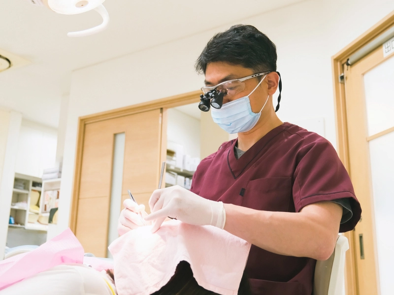 ①医院外観 ②診療風景 ③キッズスペース付診療台