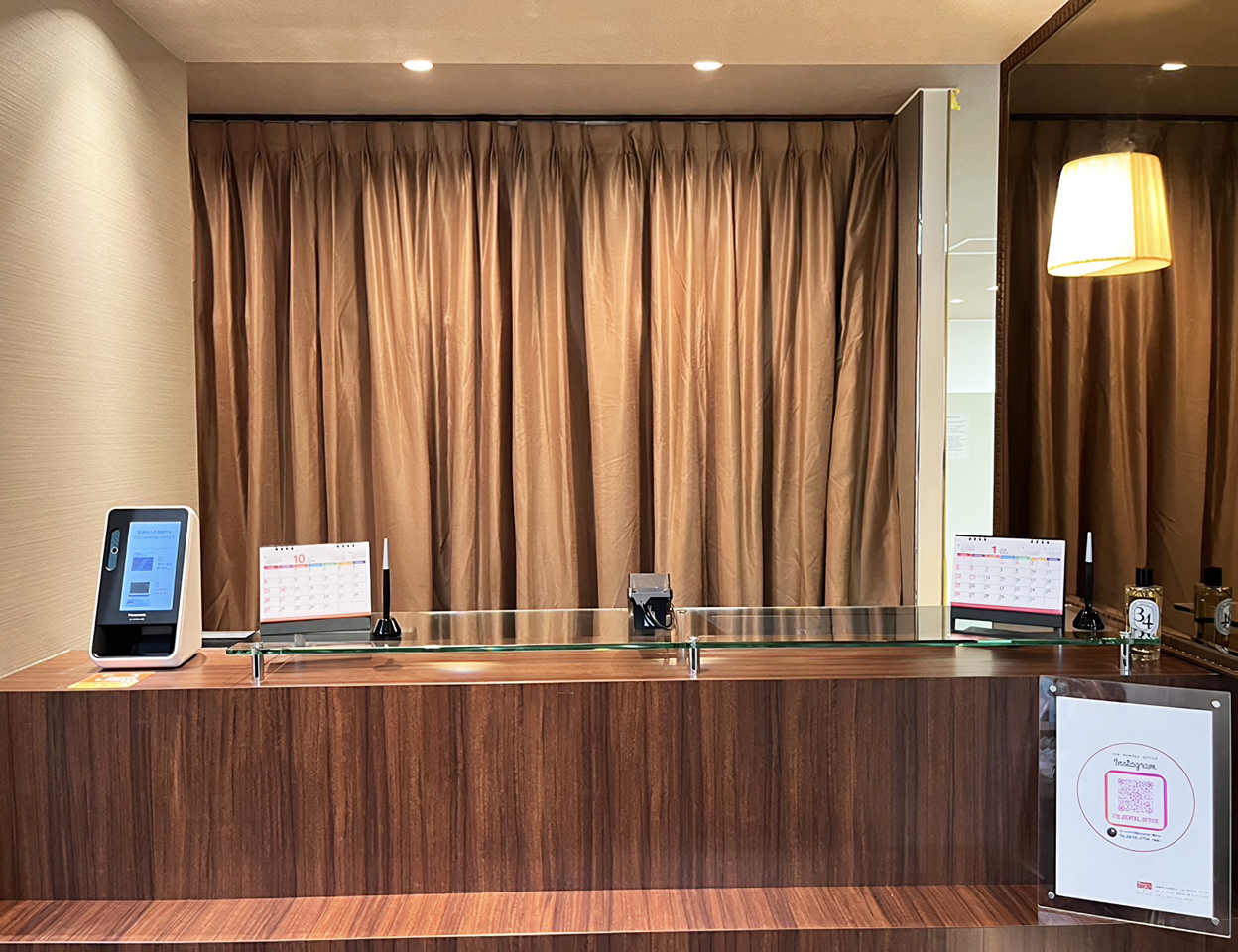 ①外観②受付③診察室