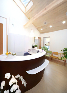 【大橋バス停留所より徒歩3分】【すべての診察室は完全個室】車いすの患者様にも対応しています「大手町かわた歯科」