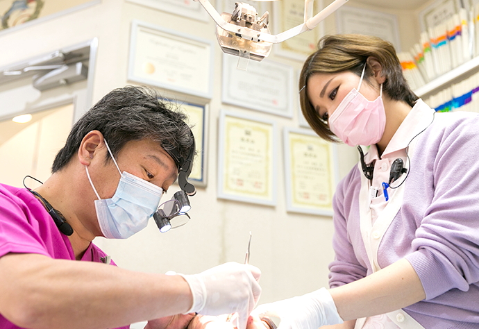 患者様ご自身の歯をできる限り残す方針のもと、必要に応じてインプラント治療を提案しています