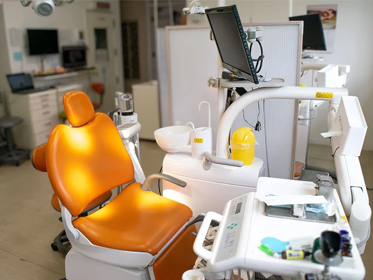 【白鳥団地停留所 徒歩1分】GBT予防ケアと専門性の高い診療で地域の健康を支えるしらとり歯科医院