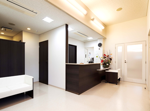 【豊橋医療センター停留所から徒歩5分・駐車場完備】歯周病治療に専門的に取り組むTZデンタルクリニック