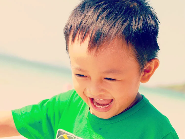 お子様の年齢に応じたフッ素デビューから仕上げ磨きの指導まで、成長段階に合わせたケアを行います