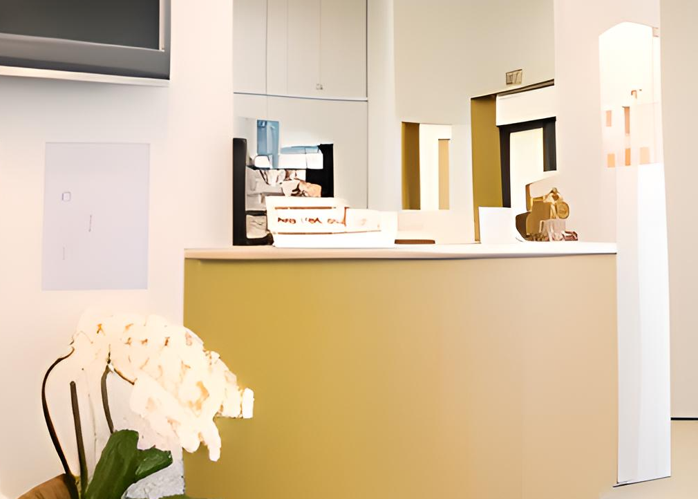 ①クリニック外観②受付③待合室