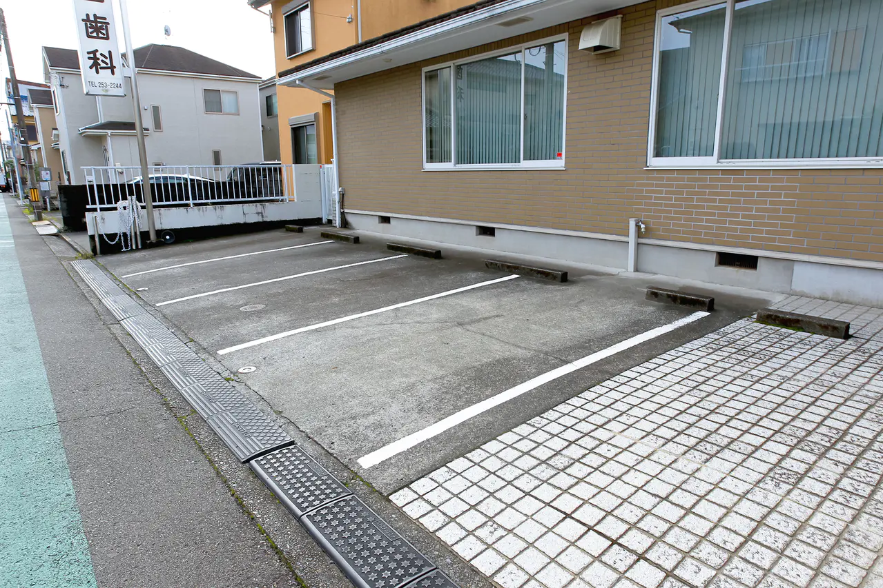 ①医院外観②診療台③駐車場