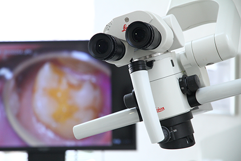 マイクロスコープによって根管の奥深くまで確認します