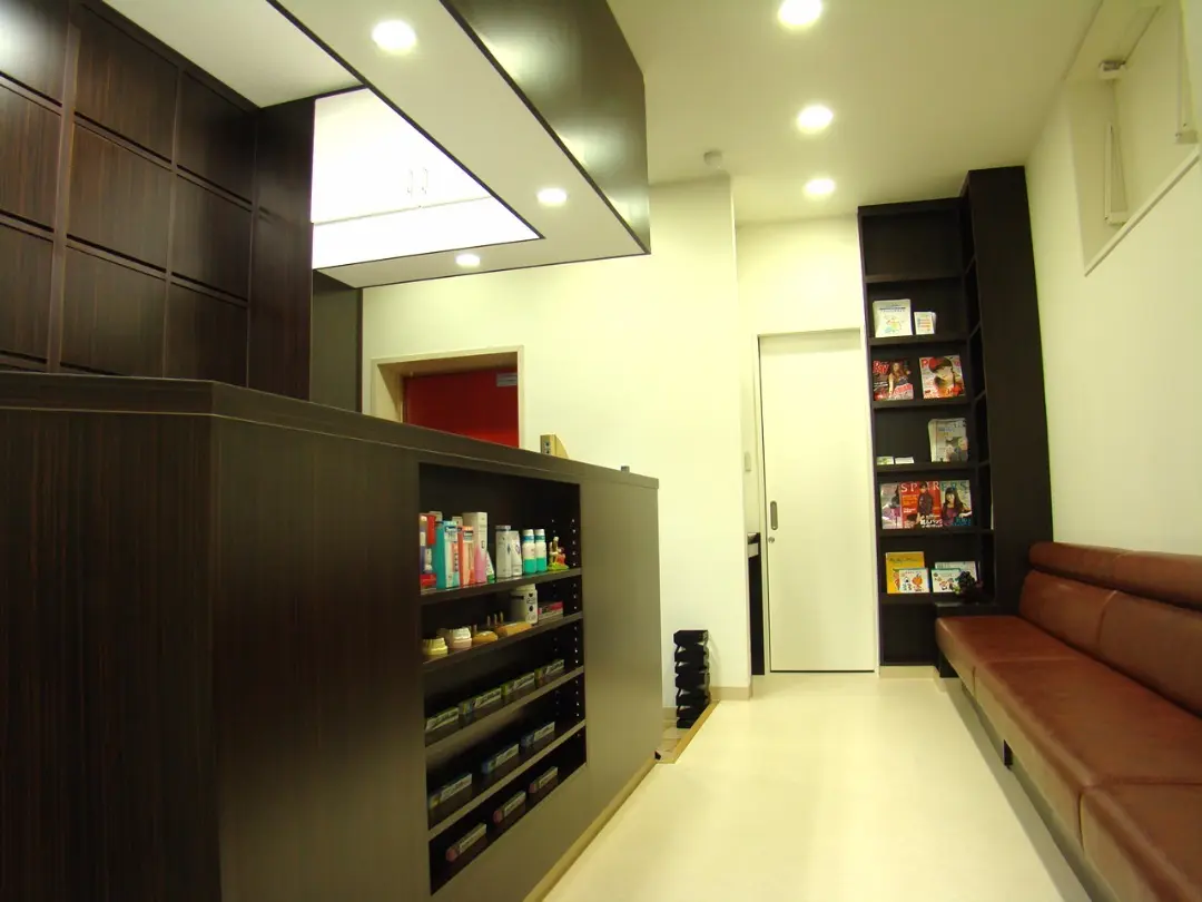 ①患者様第一の考え方で、より良い口内環境作りをお手伝い ②受付 ③医院外観