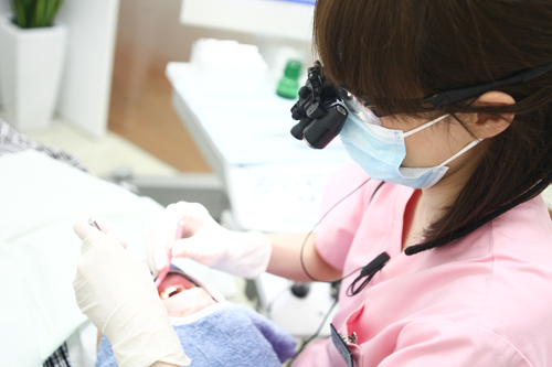 【甲南山手駅 徒歩3分】【院内技工所併設】高度な歯科治療や精密な補綴を提供する富塚歯科医院