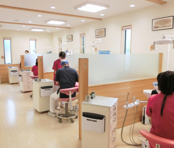 【都賀駅 徒歩1分】皆様の一人ひとりに向き合い、お口の健康を守る事をモットーに掲げているさえぐさ歯科クリニック