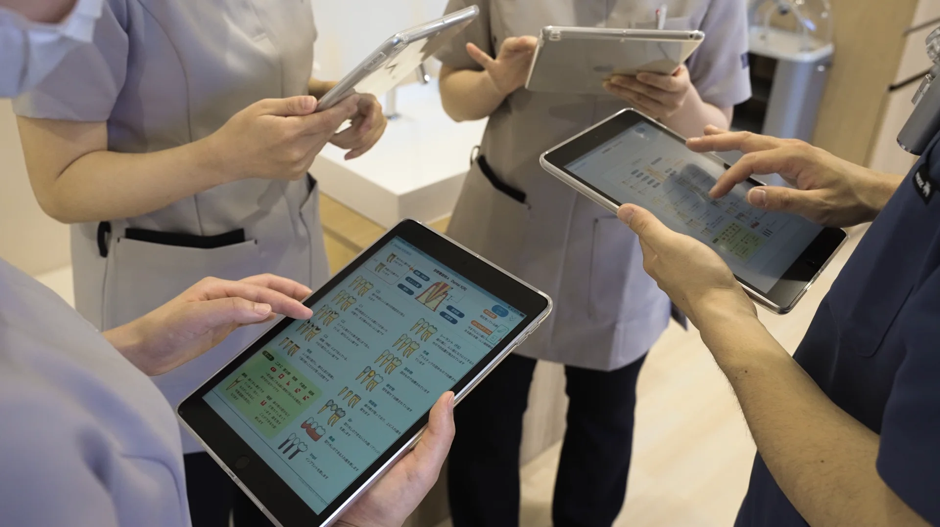 ①医院外観 ②受付 ③ミーティング風景