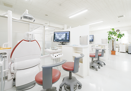 【袋井駅から車で8分／駐車場完備】幅広い分野に専門医が対応する富田歯科