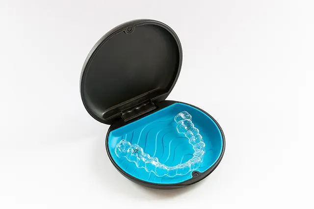 透明なマウスピースで目立たず、取り外し可能で快適な治療を実現