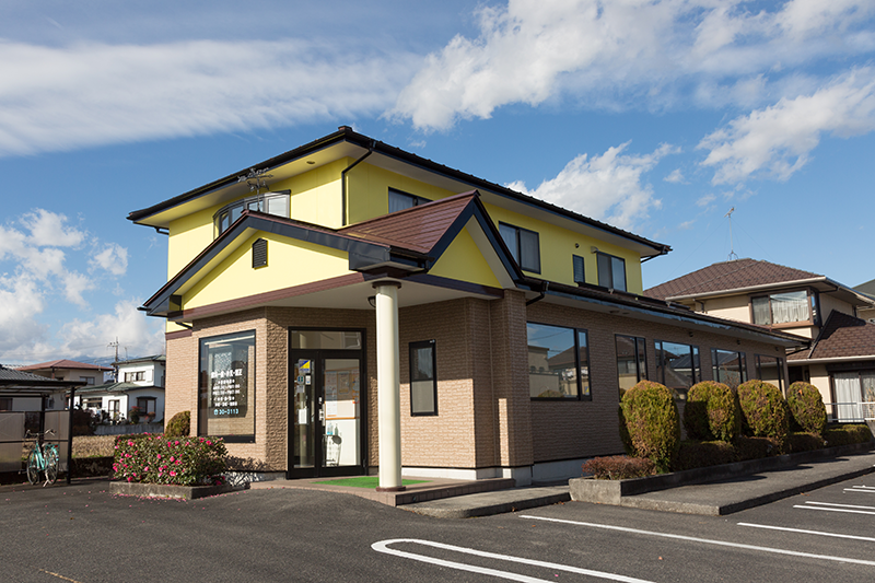 ①外観②待合室③個室診療室