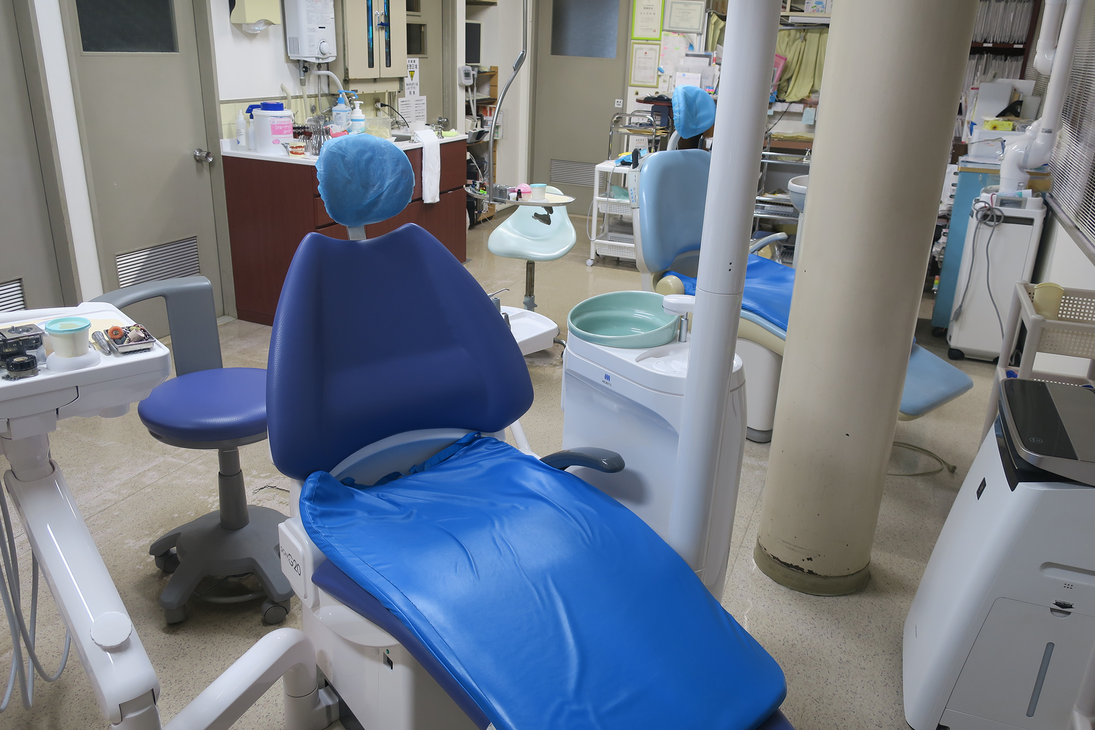 ①医院外観 ②診療室 ③イメージ写真