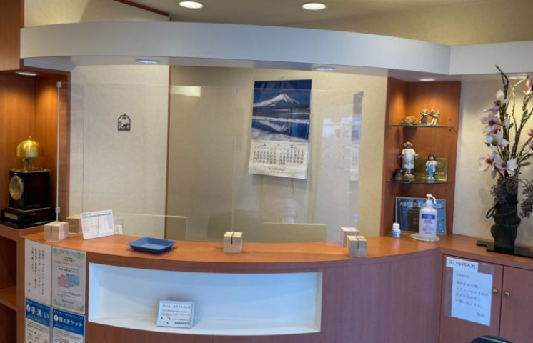 ①外観②受付③待合室